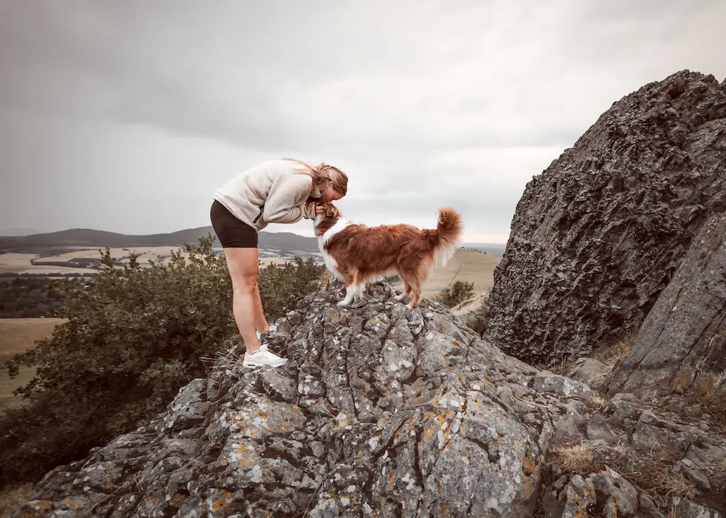 Frau mit Hund auf Berg